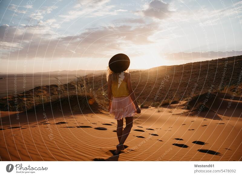 Namibia, Namib-Wüste, Namib-Naukluft-Nationalpark, Sossusvlei, Frau spaziert auf Elim-Düne bei Sonnenuntergang gehen gehend geht Duenen Dünen weiblich Frauen