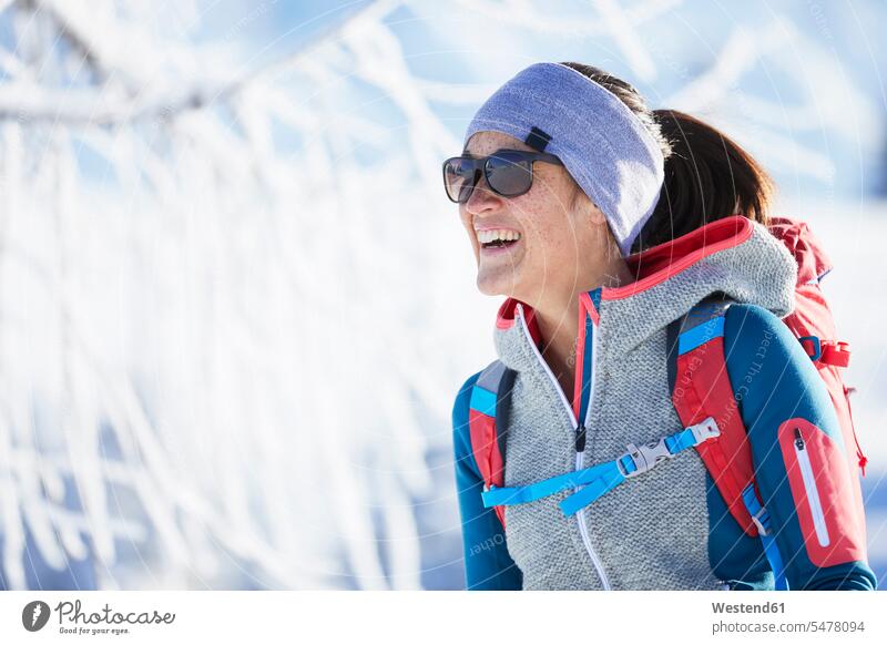 Österreich, Tirol, Porträt eines lächelnden Schneeschuhwanderers Stirnband Winter winterlich Winterzeit Portrait Porträts Portraits Freude freuen Natur kalt