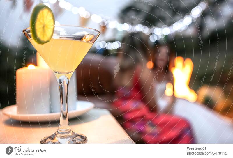 Nahaufnahme eines trinkfertigen Limettencocktails bei einer Party im Freien Cocktail Cocktails Longdrink Longdrinks Alkohol Alkoholische Getraenke