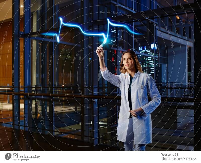 Ärztin mit Lichtmalerei Herzinfarkt im Labor im Krankenhaus Farbaufnahme Farbe Farbfoto Farbphoto Innenaufnahme Innenaufnahmen innen drinnen medizinischer Beruf