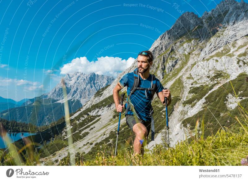 Österreich, Tirol, Junger Mann wandert im Gebirge am Seebensee Wanderer Berglandschaft Gebirgslandschaft Gebirgskette Gebirgszug Berge junger Mann junge Männer