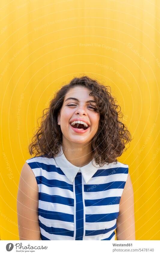 Porträt einer glücklichen jungen Frau, gelber Hintergrund Leute Menschen People Person Personen Europäisch Kaukasier kaukasisch 1 Ein ein Mensch nur eine Person