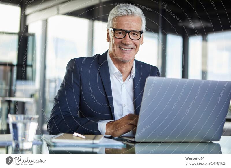 Geschäftsmann arbeitet im Büro, mit Laptop reifer Mann reife Männer Laptop benutzen Laptop benützen arbeiten Arbeit Office Büros Schreibtisch Arbeitstisch