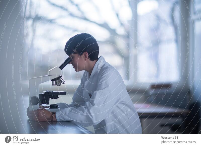 Chemikerin schaut durch ein Mikroskop Job Berufe Berufstätigkeit Beschäftigung Jobs Brillen Mikroskope Arbeit sitzend sitzt Arbeitsstätte Arbeitstelle