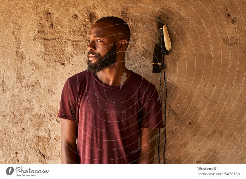 Mosambik, Maputo, Porträt eines bärtigen jungen Mannes Schwarzer Afrikanisch Farbige Afrikanische Abstammung dunkelhäutig Farbiger eine Person single 1