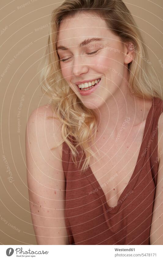Porträt einer glücklichen blonden Frau, die mit geschlossenen Augen Leute Menschen People Person Personen Europäisch Kaukasier kaukasisch 1 Ein ein Mensch