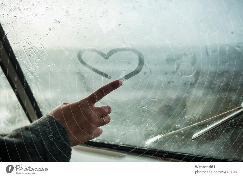 Der Finger einer Frau zeichnet ein Herz auf die Scheibe eines Lieferwagens Leute Menschen People Person Personen Alleinstehende Alleinstehender Singles