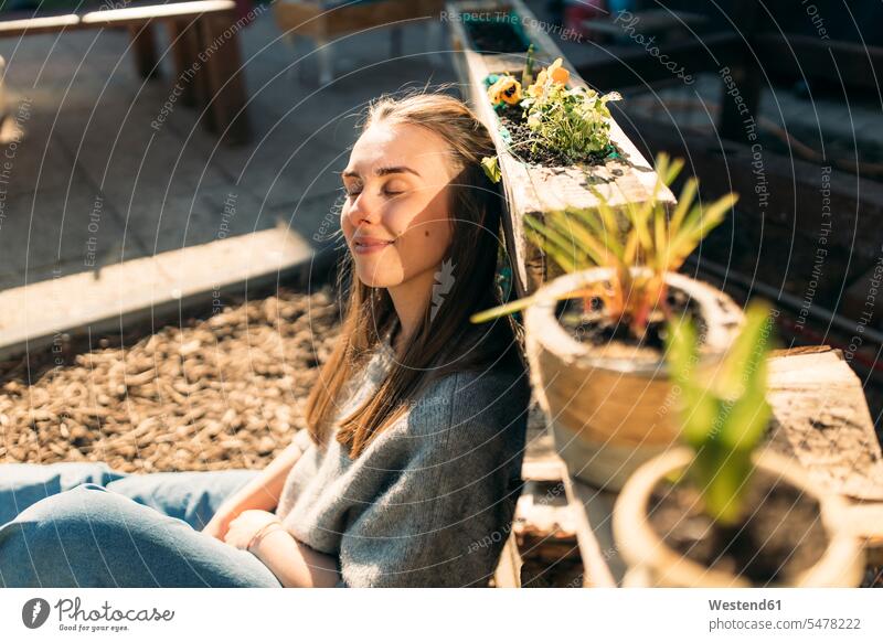 Junge Frau genießt den Sonnenschein im Garten Leute Menschen People Person Personen Europäisch Kaukasier kaukasisch 1 Ein ein Mensch eine nur eine Person single