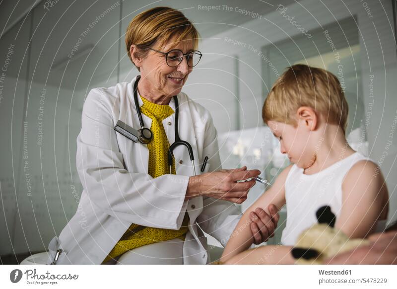 Kinderarzt injiziert Impfstoff in den Arm eines Kleinkindes Gesundheit Gesundheitswesen medizinisch Erkrankung Erkrankungen Krankheiten Kranke Kranker Patienten