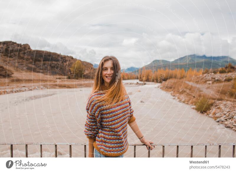 Spanien, Porträt einer glücklichen jungen Frau im Ordesa-Nationalpark Glück glücklich sein glücklichsein Nationalparks weiblich Frauen Portrait Porträts