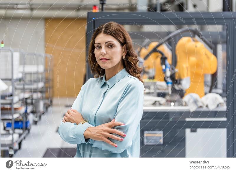 Porträt einer Geschäftsfrau, die in einer Produktionsfirma arbeitet Industrie industriell Gewerbe Industrien Unternehmen Firma Maschine Automat Roboter