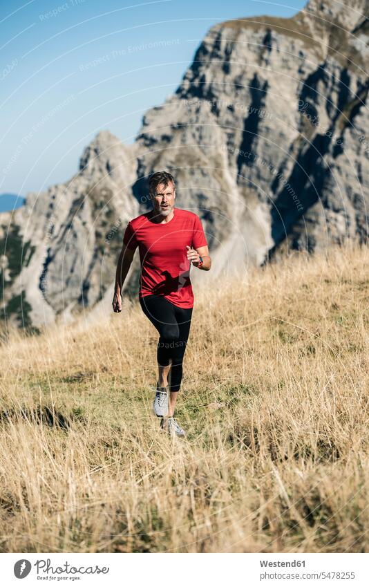 Österreich, Tirol, Mann läuft in den Bergen Gebirge Berglandschaft Gebirgslandschaft Gebirgskette Gebirgszug laufen rennen Männer männlich Landschaft