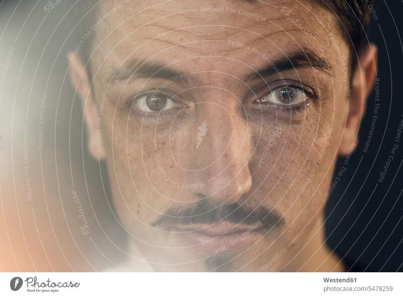 Bildnis eines brünetten Mannes mit Linse, Cyborg Leute Menschen People Person Personen Europäisch Kaukasier kaukasisch 1 Ein ein Mensch nur eine Person single