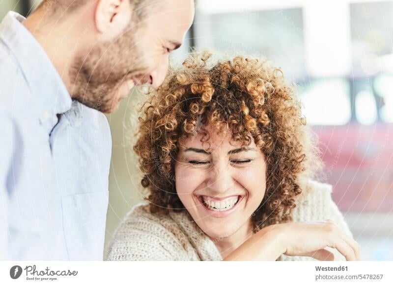 Porträt eines glücklichen Mannes und einer Frau Männer männlich weiblich Frauen ansehen Portrait Porträts Portraits Glück glücklich sein glücklichsein
