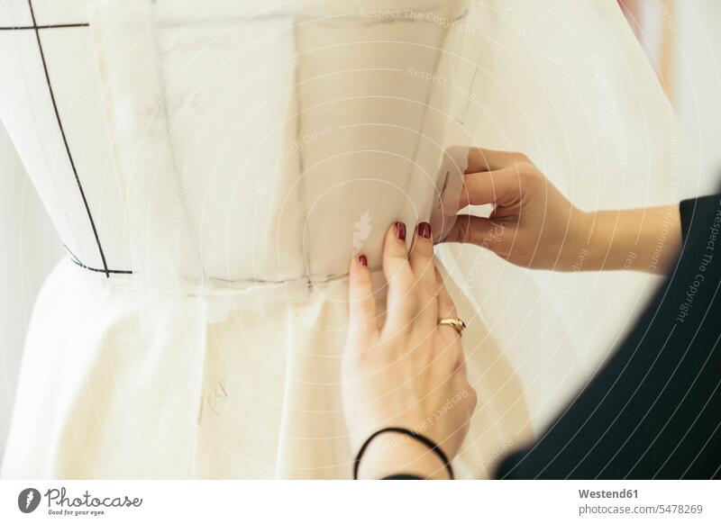 Die Hände von Modedesignern bei der Arbeit Job Berufe Berufstätigkeit Beschäftigung Jobs Schmuckstueck Schmuckstuecke Schmuckstück Schmuckstücke Ringe Textilien
