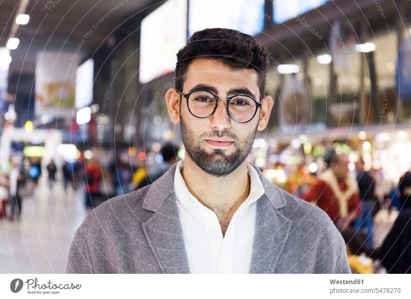 Deutschland, München, Porträt eines jungen Geschäftsmannes am Hauptbahnhof Mann Männer männlich Portrait Porträts Portraits Erwachsener erwachsen Mensch