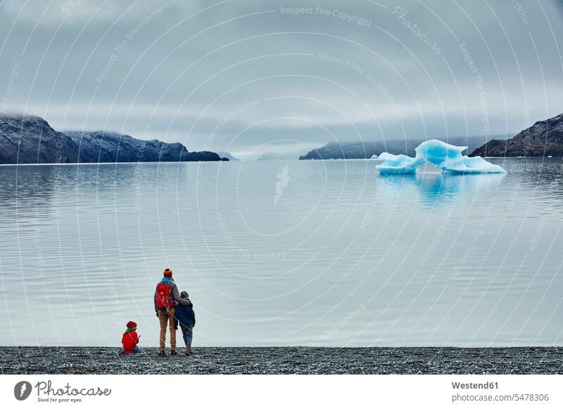 Chile, Torres del Paine Nationalpark, Lago Grey, Frau mit zwei Söhnen steht am Ufer und schaut auf Eisberg schauen sehend See Seen Sohn Seeufer Mutter Mami