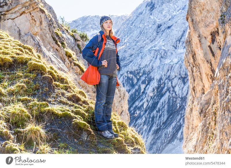 Deutschland, Garmisch-Partenkirchen, Alpspitze, Osterfelderkopf, Wanderin auf Aussichtspunkt mit Blick auf Aussicht Freizeit Muße Wanderinnen Frau weiblich