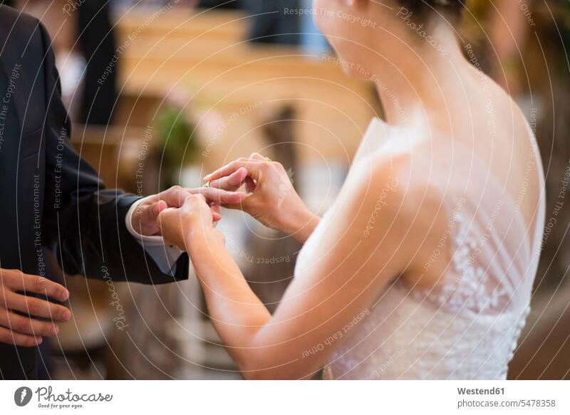 Braut trägt Ehering zum Bräutigam, während sie in der Kirche steht Farbaufnahme Farbe Farbfoto Farbphoto Deutschland Lebensereignisse besonderes Lebensereignis