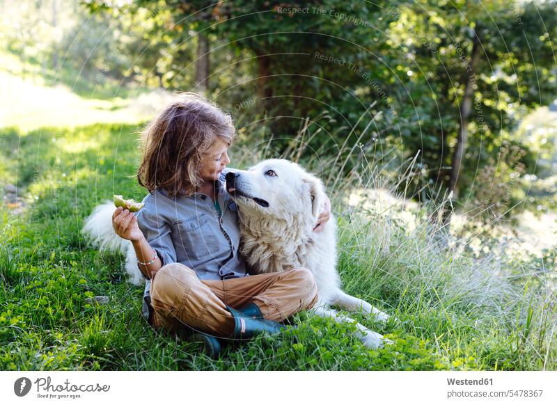 Junge entspannt sich mit Hund auf einer Wiese Leute Menschen People Person Personen Europäisch Kaukasier kaukasisch 1 Ein ein Mensch nur eine Person single Kids