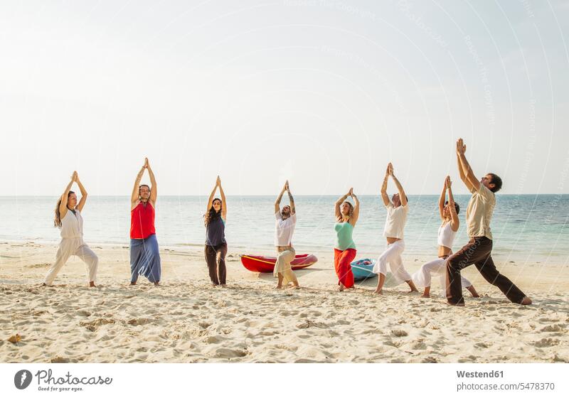 Thailand, Koh Phangan, Gruppe von Leuten, die Yoga am Strand machen üben ausüben Übung trainieren Beach Straende Strände Beaches Gruppe von Menschen