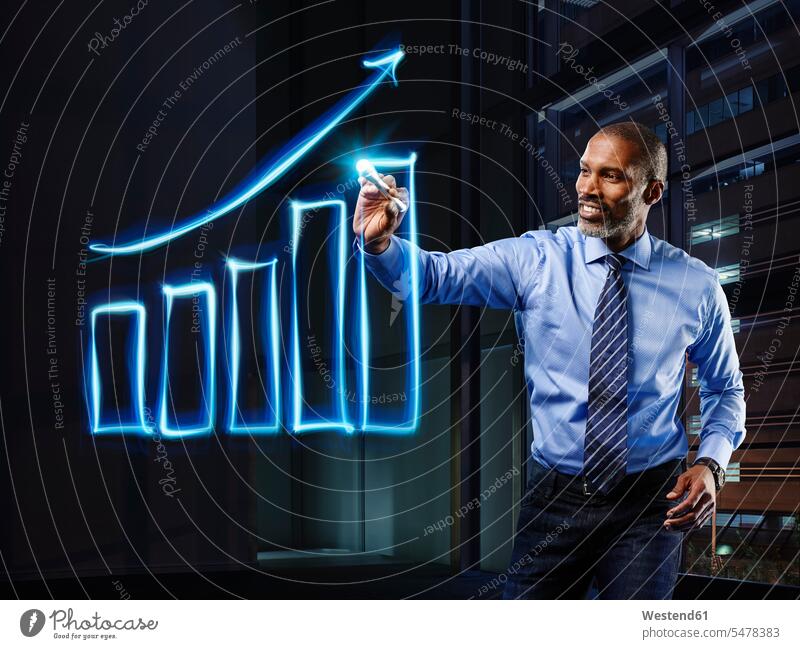 Geschäftsmann malt umdrehendes Balkendiagramm mit Licht Businessmann Businessmänner Geschäftsmänner Chart Charts Lichter Hemd und Krawatte Diagramm Graph