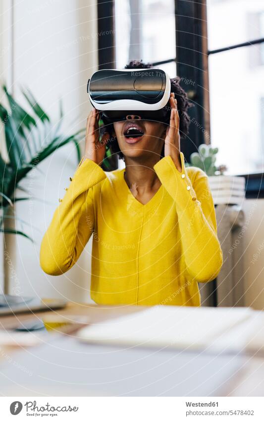 Lachende junge Frau spielt Spiel, trägt Brille für virtuelle Realität Virtual Reality Brille Virtual-Reality-Brille Virtual Reality-Brille VR Brille