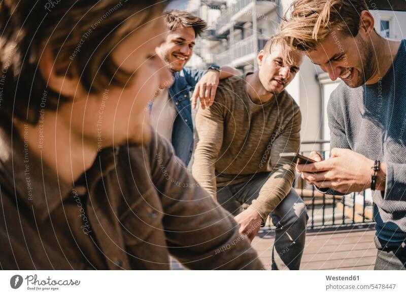 Treffen junger Geschäftsleute auf einer Dachterrasse Telekommunikation telefonieren Handies Handys Mobiltelefon Mobiltelefone freuen Spass spassig spaßig Spässe