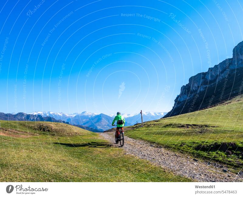 Spanien, Asturien, Collada de Pelugano, älterer Mann auf E-Bike eBikes E-Bikes Elektrofahrrad Elektrorad Reisende Reisender Freizeitaktivität Nachhaltigkeit