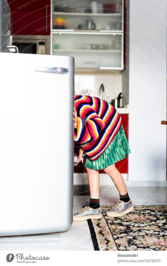 Mädchen in gestreiften Pullover in der Küche zu Hause suchen in Kühlschrank Streifen geringelt weiblich Zuhause daheim schauen sehend Kühlschränke Muster Kind