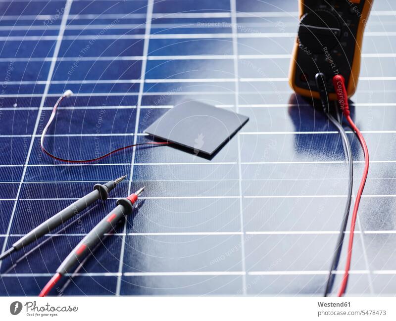 Silizium-Solarzelle mit Drähten auf Solarpanel mit Messgerät Techniken Technologie Umwelttechniken abmessen Messungen vermessen Vermessung