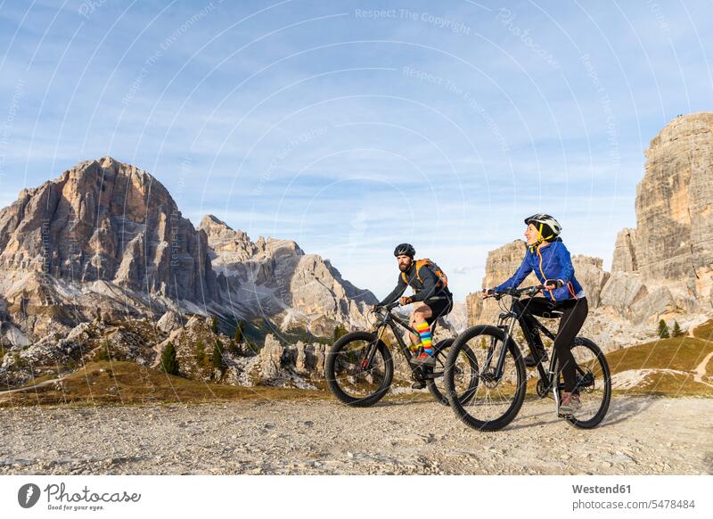 Italien, Cortina d'Ampezzo, zwei Personen radeln mit Mountainbikes in den Dolomiten radfahren fahrradfahren Berg Berge Gebirge Berglandschaft Gebirgslandschaft