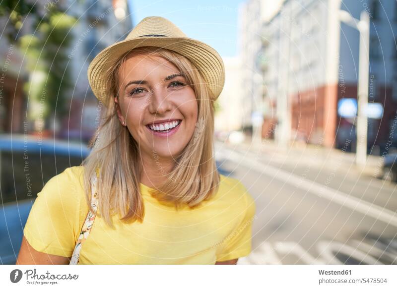 Porträt einer glücklichen jungen Frau in der Stadt Leute Menschen People Person Personen Europäisch Kaukasier kaukasisch 1 Ein ein Mensch nur eine Person single