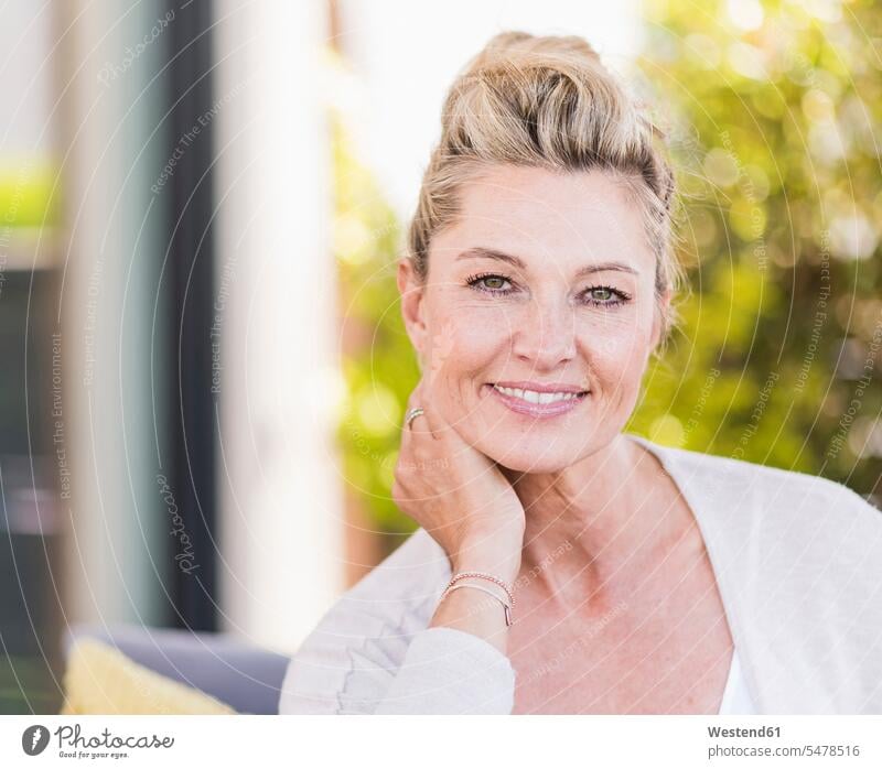 Porträt einer lächelnden reifen Frau auf der Terrasse entspannen relaxen freuen Glück glücklich sein glücklichsein daheim zu Hause Muße Lifestyles Attraktivität