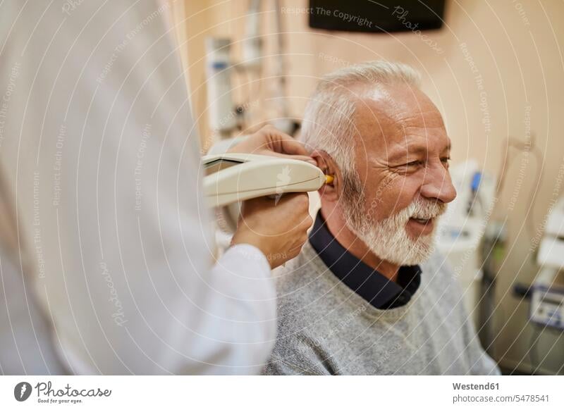 HNO-Arzt untersucht das Ohr eines älteren Mannes Ärztin Aerztin Ärztinnen Doktorinnen Aerztinnen Senior ältere Männer älterer Mann Senioren Ohren untersuchen