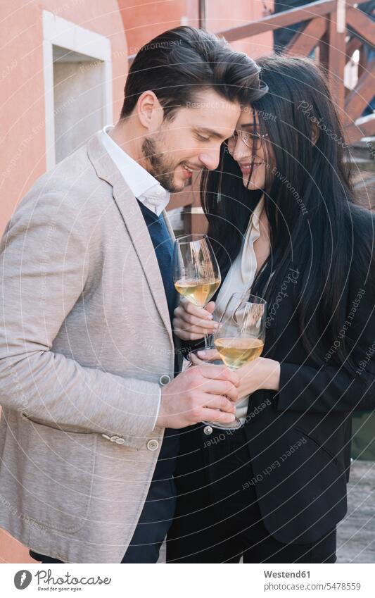 Elegantes, liebevolles Paar trinkt Wein in der Stadt staedtisch städtisch Zuneigung Weine Eleganz stilvoll Pärchen Paare Partnerschaft trinken Außenaufnahme
