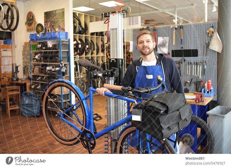 Fahrradmechaniker in seiner Reparaturwerkstatt, Porträt Fahrradgeschäft Bikes Fahrräder Räder Rad reparieren Geschäft Shop Laden Läden Geschäfte Shops Portrait