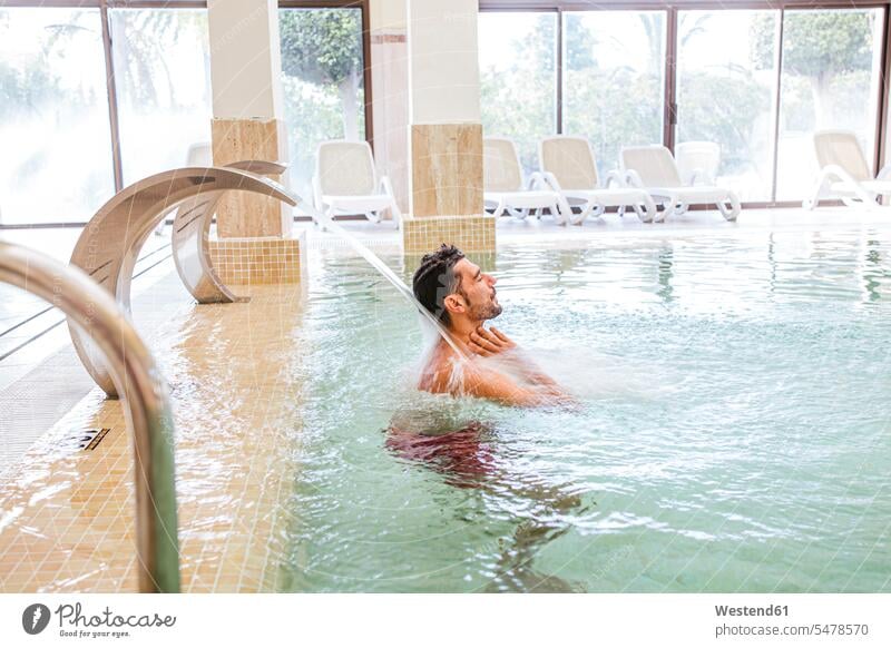 Mann entspannt im Schwimmbad eines Spas (value=0) entspannen relaxen entspanntheit relaxt geniessen Genuss Muße Lifestyles Gesundheit Pool Pools Schwimmbecken