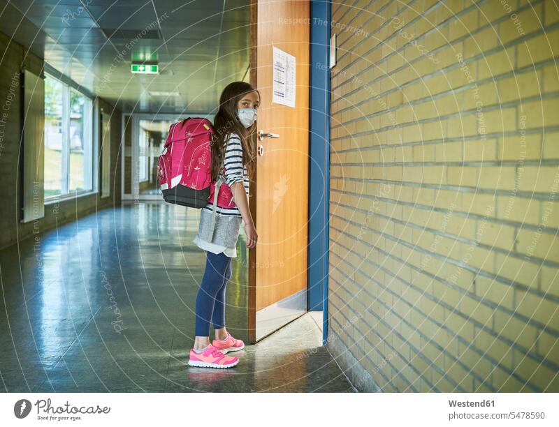 Mädchen mit Maske in der Schule öffnet Klassenzimmertür Schüler rosa Gesundheit Schutz Sicherheit Flur Tür Innenaufnahme Portrait Tag Schülerin eintreten öffnen