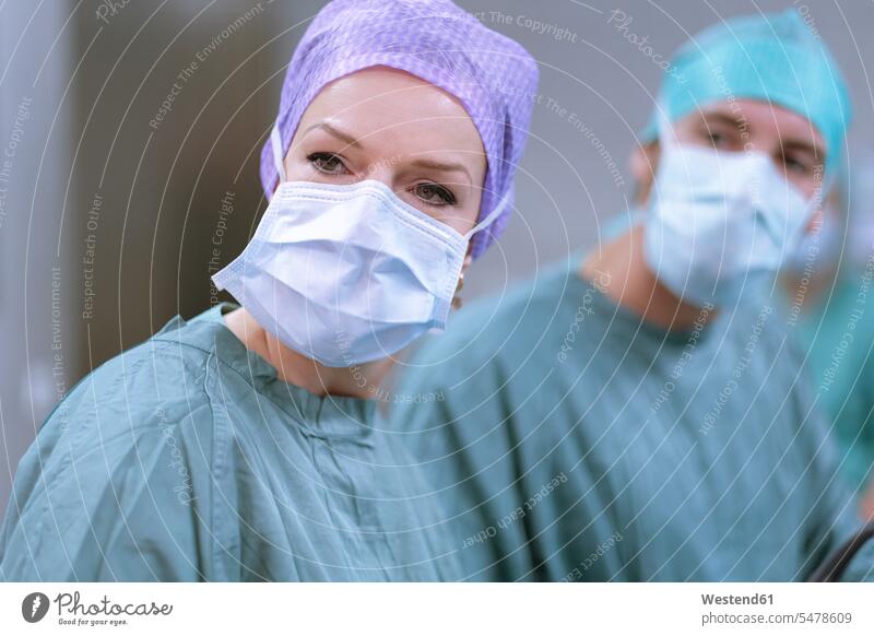 Neurochirurgen in Kitteln während einer Operation Chirurg Chirurgen Operationskittel Portrait Porträts Portraits Krankenhaus Kliniken Krankenhäuser