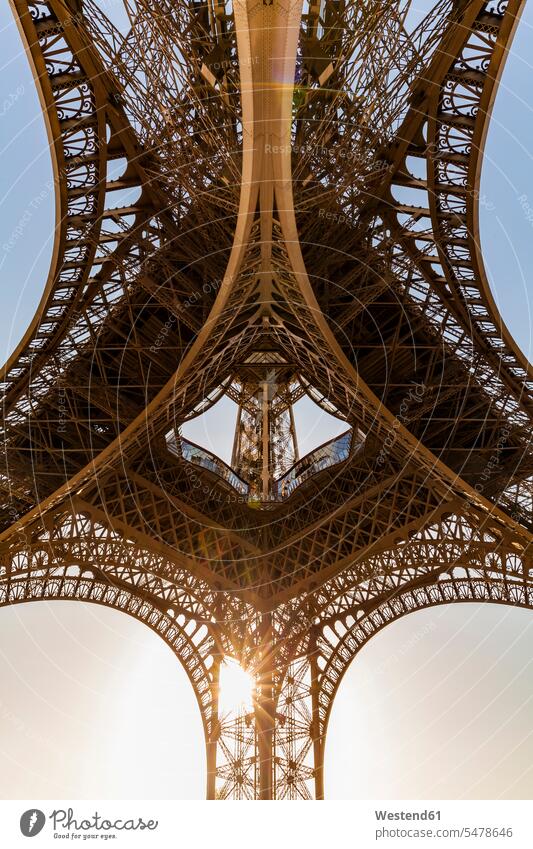 Frankreich, Paris, Eiffelturm, Froschperspektive bei Sonnenuntergang alt alte altes alter Metall Metalle Textfreiraum imposant beeindruckend Symmetrie