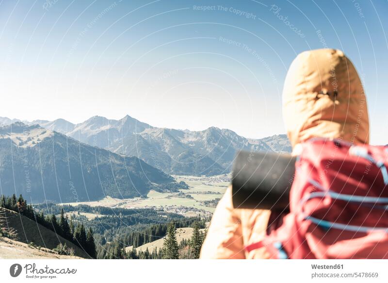 Österreich, Tirol, Rückansicht eines Mannes bei einer Wanderung in den Bergen, der die Aussicht genießt Gebirge Berglandschaft Gebirgslandschaft Gebirgskette