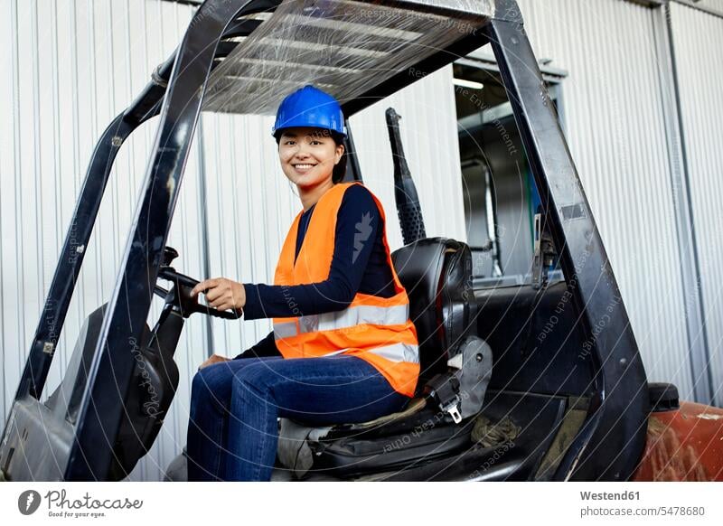 Porträt eines selbstbewussten weiblichen Arbeiters auf einem Gabelstapler in einer Fabrik Portrait Porträts Portraits Zuversicht Zuversichtlich Selbstvertrauen