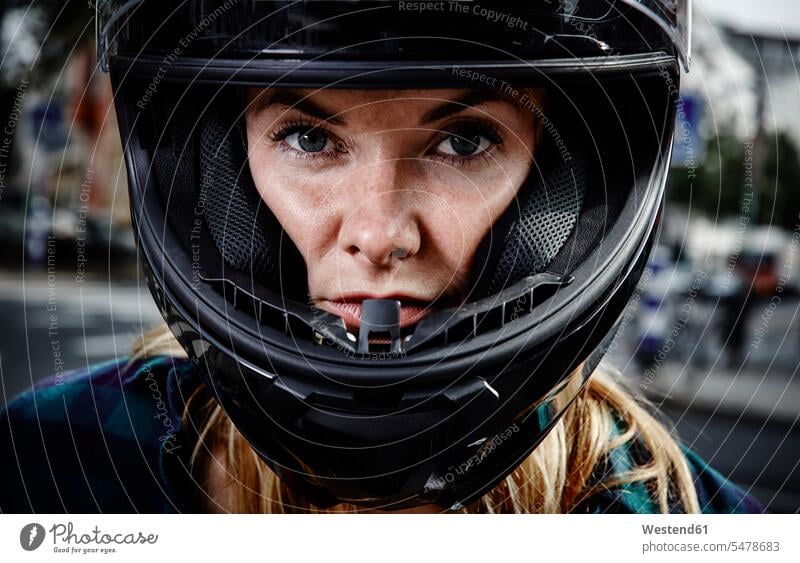 Porträt einer selbstbewussten jungen Frau mit Motorradhelm Zuversicht Zuversichtlich Selbstvertrauen Vertrauen weiblich Frauen Motorradhelme Portrait Porträts