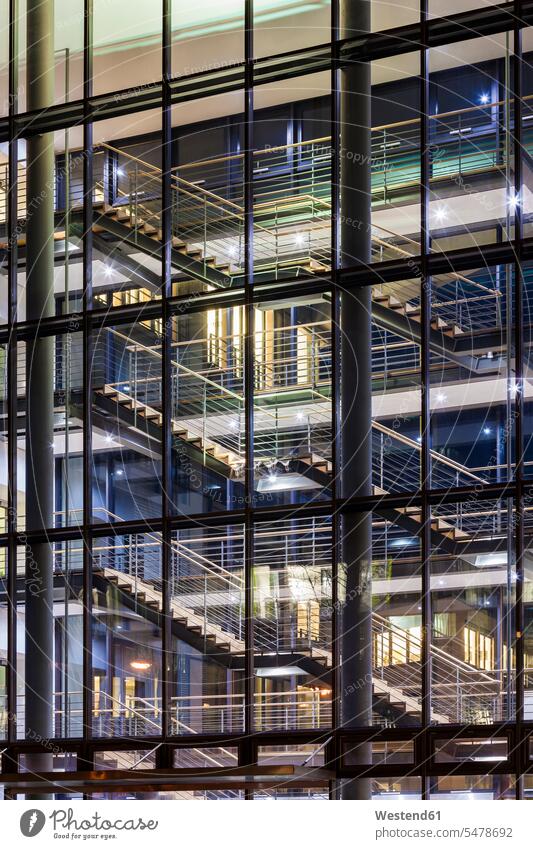 Deutschland, Baden-Wuerttemberg, Buerogebaeude nachts beleuchtet Beleuchtung Gebäude Baden-Württemberg Außenaufnahme draußen im Freien Moderne Architektur