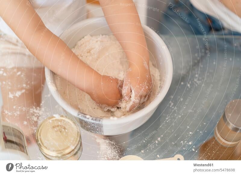 Nahaufnahme von Mädchen machen einen Kuchen Mischen von Mehl in einer Schüssel Schalen Schälchen Schüsseln backen Küche Küchen Süßspeise Süsses Süßes süß