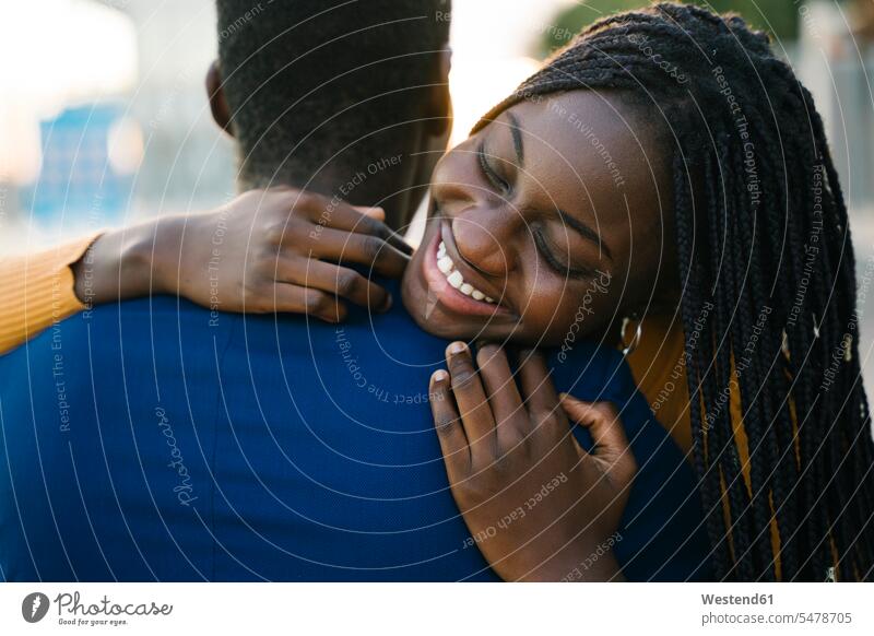 Lächelnde Teenager-Mädchen mit geschlossenen Augen umarmen Freund im Freien Farbaufnahme Farbe Farbfoto Farbphoto Außenaufnahme außen draußen Tag