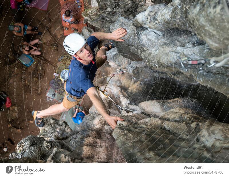Thailand, Krabi, Railay Beach, Mann klettert in Felswand Männer männlich klettern steigen Felsen Erwachsener erwachsen Mensch Menschen Leute People Personen