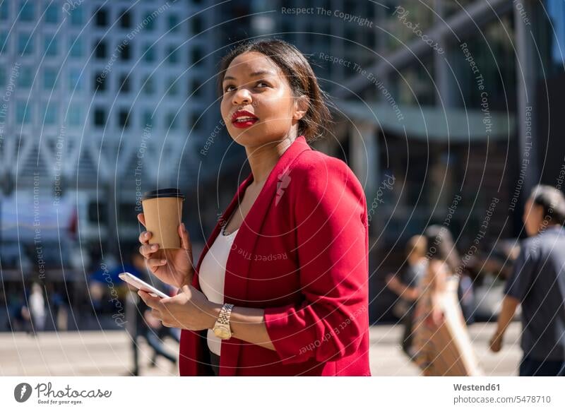 Porträt einer Geschäftsfrau mit Kaffee zum Mitnehmen und Handy, London, UK geschäftlich Geschäftsleben Geschäftswelt Geschäftsperson Geschäftspersonen