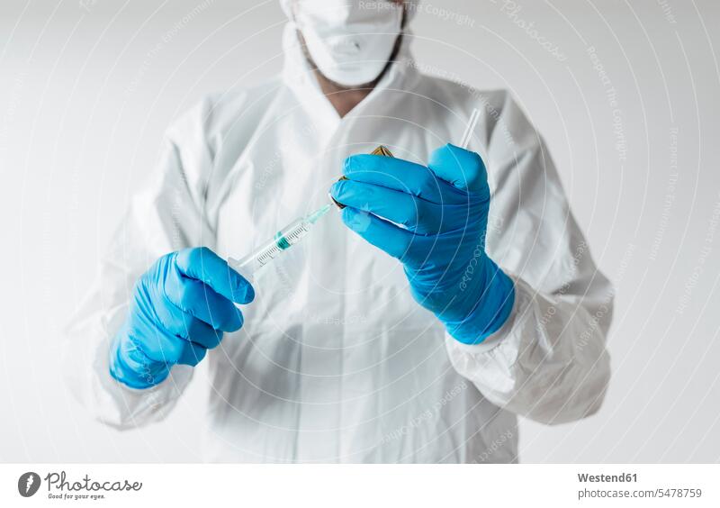 Labortechniker mit Schutzkleidung, der Impfstoff aufbewahrt (value=0) Job Berufe Berufstätigkeit Beschäftigung Jobs Handschuhe Arbeit blaue blauer blaues weiss